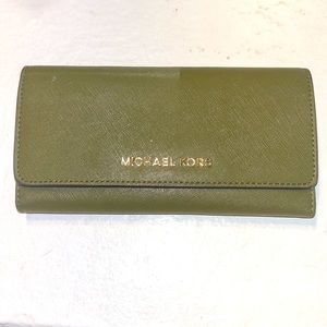 MICHEAL KORS  OLIVE GREEN WALLET